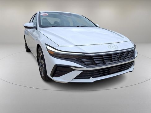 Certified 2025 Hyundai Elantra Limited FWD image 2