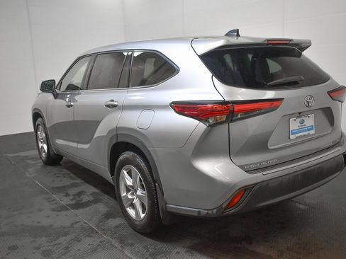 Used 2022 Toyota Highlander LE image 5