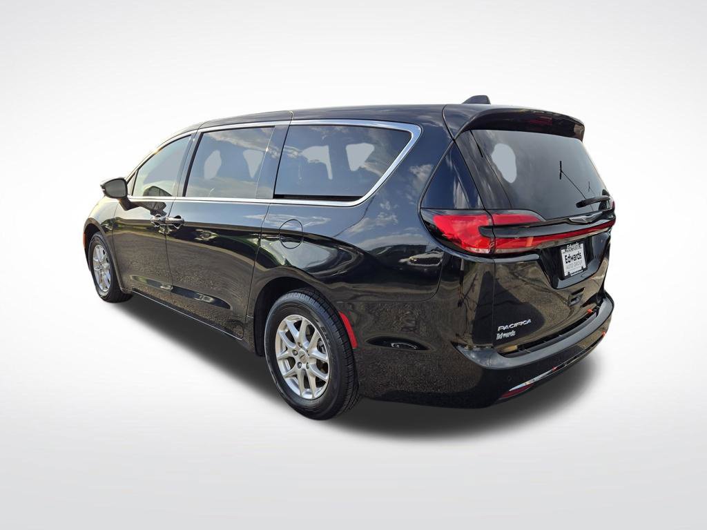 Used 2023 Chrysler Pacifica Touring-L FWD image 5