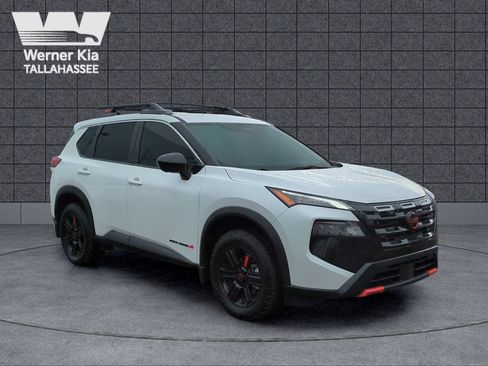 Used 2025 Nissan Rogue SV image 3