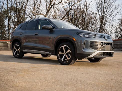 Used 2025 Volkswagen Tiguan SE image 7