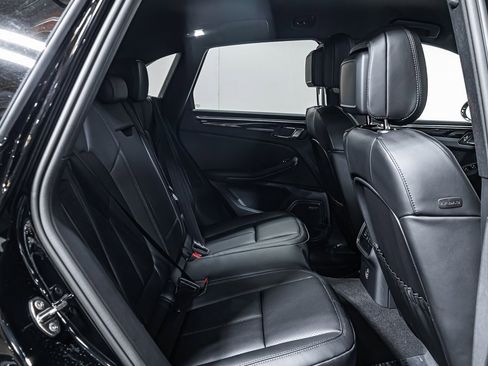 Certified 2025 Porsche Macan image 18