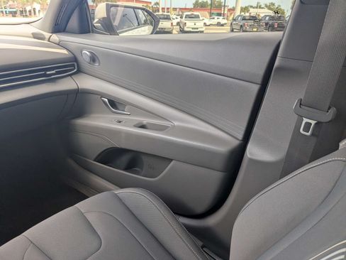 Used 2023 Hyundai Elantra SEL w/ Preferred Accessory Package FWD image 17