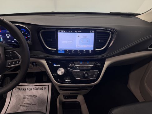Used 2024 Chrysler Pacifica Touring-L image 4