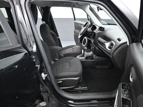 Used 2018 Jeep Renegade Latitude w/ Cold Weather Group image 33