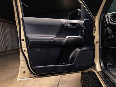 Used 2019 Toyota Tacoma TRD Sport image 30