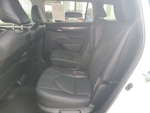 Used 2023 Toyota Highlander Platinum image 13