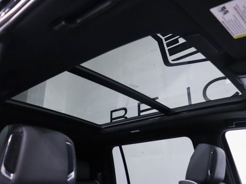 Used 2022 Cadillac Escalade ESV Premium Luxury image 17