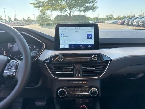 Used 2022 Ford Escape SE w/ SE Sport Appearance Package FWD image 16