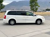 Used 2012 Chrysler Town & Country Touring image 4