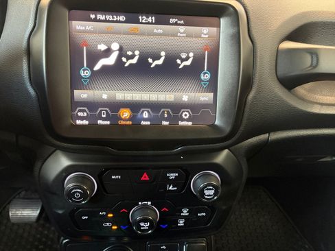 Used 2023 Jeep Renegade Latitude AWD/4WD image 19