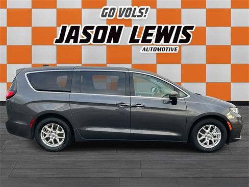 Used 2023 Chrysler Pacifica Touring-L image 2