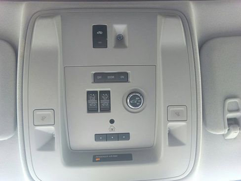 Used 2018 GMC Yukon SLT w/ Premium Edition RWD image 29