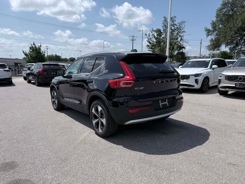 Certified 2025 Volvo XC40 B5 Plus AWD/4WD image 3