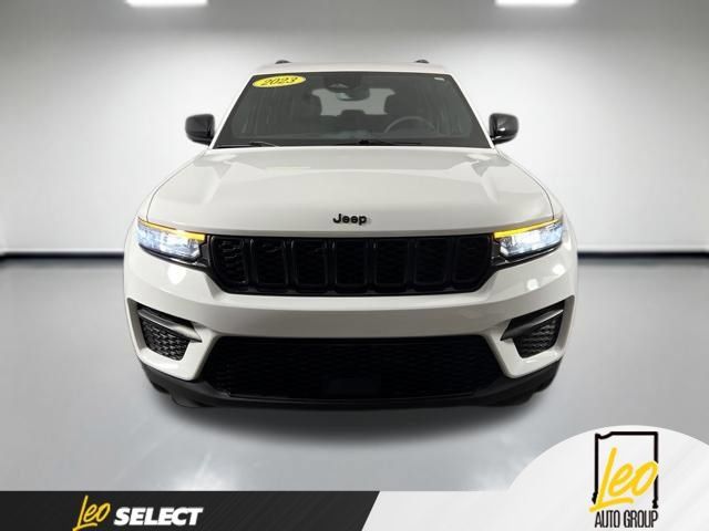 Used 2023 Jeep Grand Cherokee Altitude RWD image 2