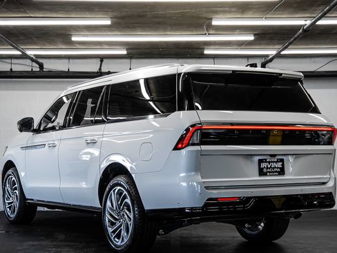 Used 2025 Lincoln Navigator Reserve AWD/4WD image 3