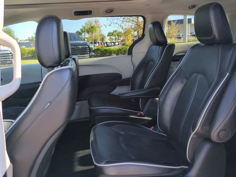 Used 2022 Chrysler Pacifica Limited FWD image 14