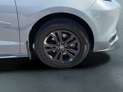 Used 2024 Toyota Sienna XLE Woodland Edition image 9