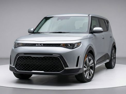 Used 2025 Kia Soul LX w/ LX Technology Package FWD image 2