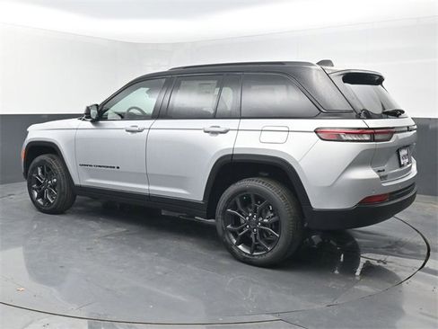 New 2025 Jeep Grand Cherokee Limited image 3