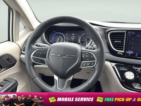 Used 2023 Chrysler Pacifica Touring-L FWD image 15