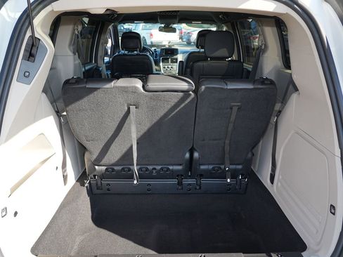 Used 2020 Dodge Grand Caravan SXT w/ Rear Park Assist Package FWD image 25