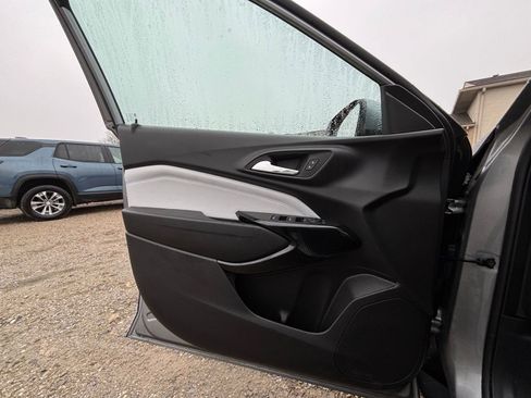 Used 2025 Chevrolet Trax LT w/ LT Convenience Package image 18