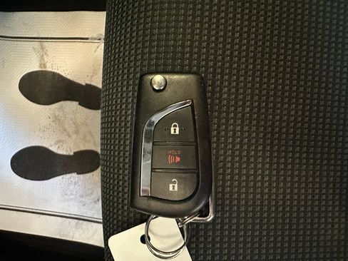 Used 2021 Toyota RAV4 LE w/ Carpet Mat Package (TMS) AWD/4WD image 17