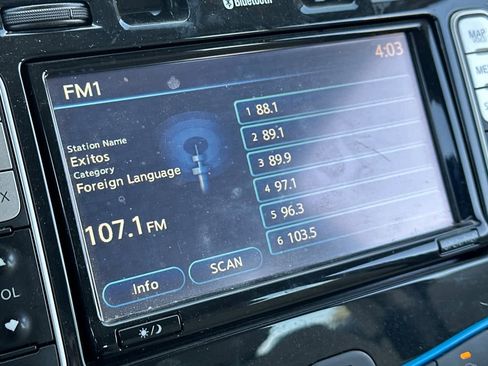 Used 2011 Nissan Leaf w/ Eco Design Pkg image 18