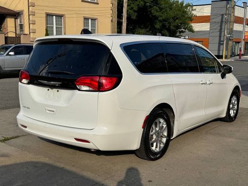 Used 2023 Chrysler Voyager LX FWD image 5