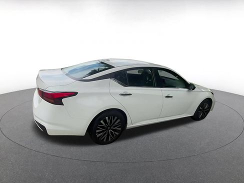 Used 2025 Nissan Altima 2.5 SV FWD image 12
