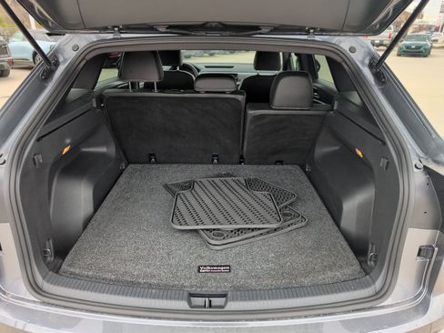 Used 2022 Volkswagen Atlas Cross Sport SE image 32