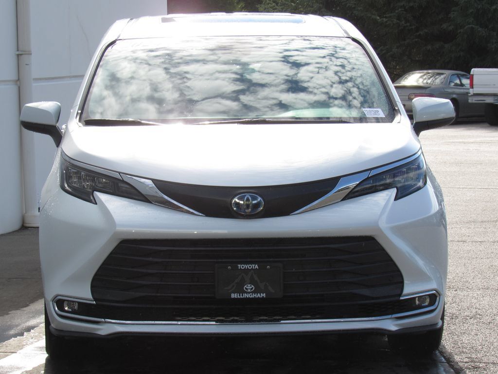 Certified 2024 Toyota Sienna XLE FWD image 3