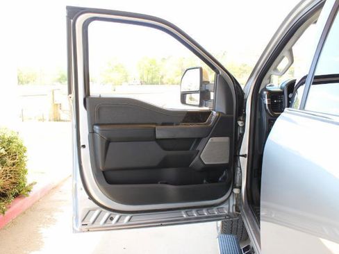 Used 2023 Ford F250 Lariat w/ Chrome Package image 27