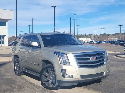 Used 2016 Cadillac Escalade Luxury image 2