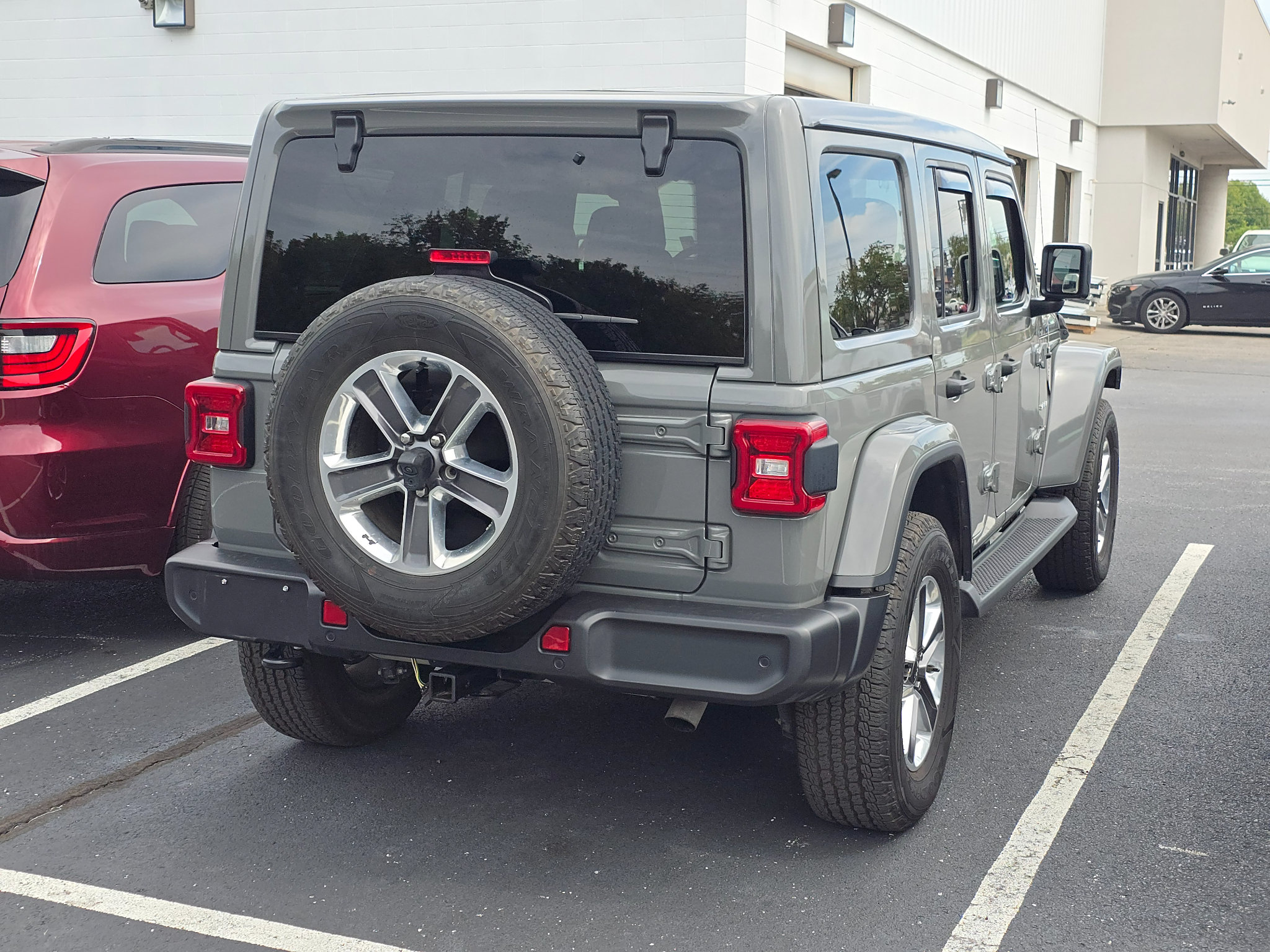 Used 2021 Jeep Wrangler Unlimited Sahara AWD/4WD image 3