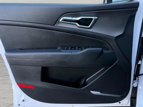 Certified 2025 Kia Sportage LX image 19