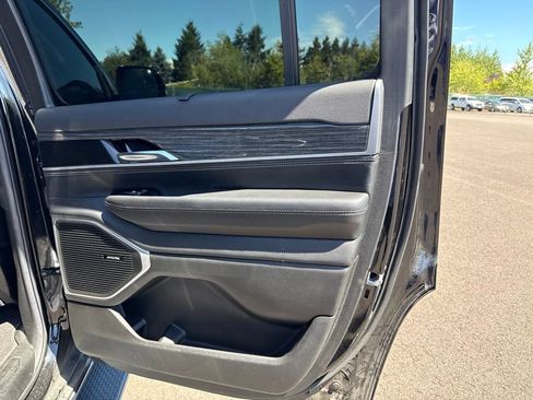Used 2022 Jeep Wagoneer Series III w/ Rear Seat Entertainment Group AWD/4WD image 25