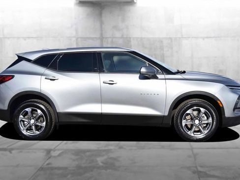 Used 2025 Chevrolet Blazer LT image 5