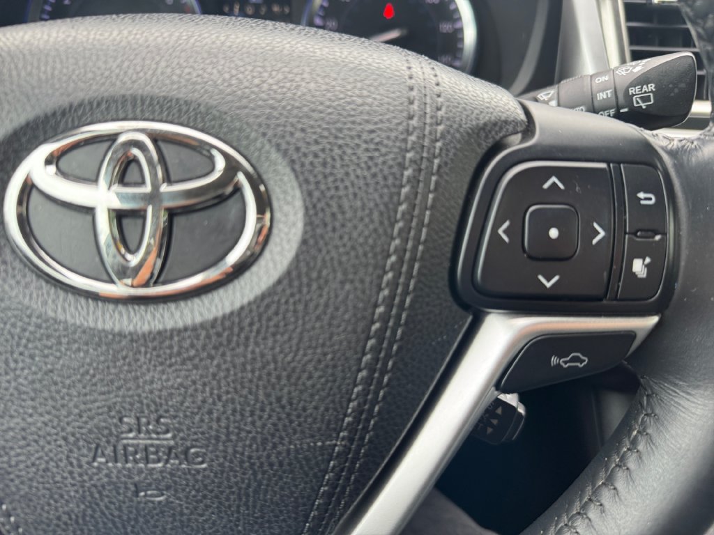 Used 2016 Toyota Highlander Limited w/ Driver Technology Package AWD/4WD image 30