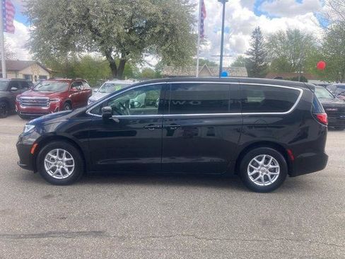 Used 2023 Chrysler Pacifica Touring-L FWD image 8