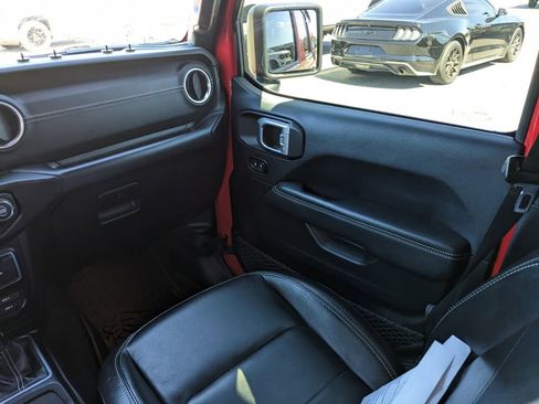 Used 2019 Jeep Wrangler Unlimited Sahara w/ Dual Top Group AWD/4WD image 16