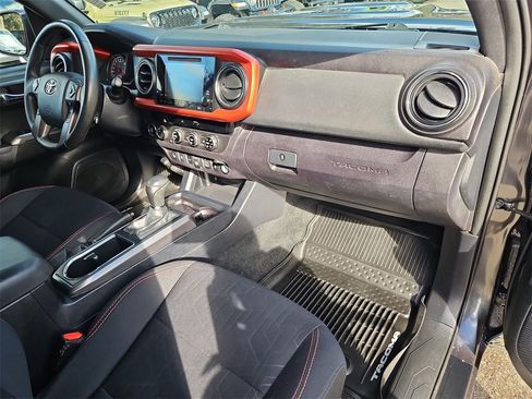 Used 2018 Toyota Tacoma TRD Sport w/ Technology Package image 17