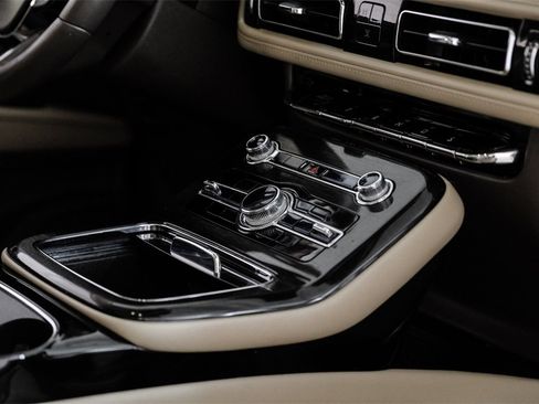 Used 2023 Lincoln Nautilus Reserve image 25