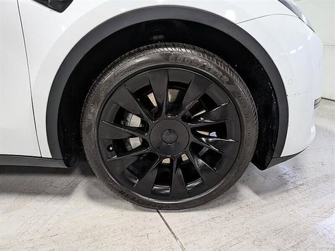 Used 2021 Tesla Model Y Long Range image 12