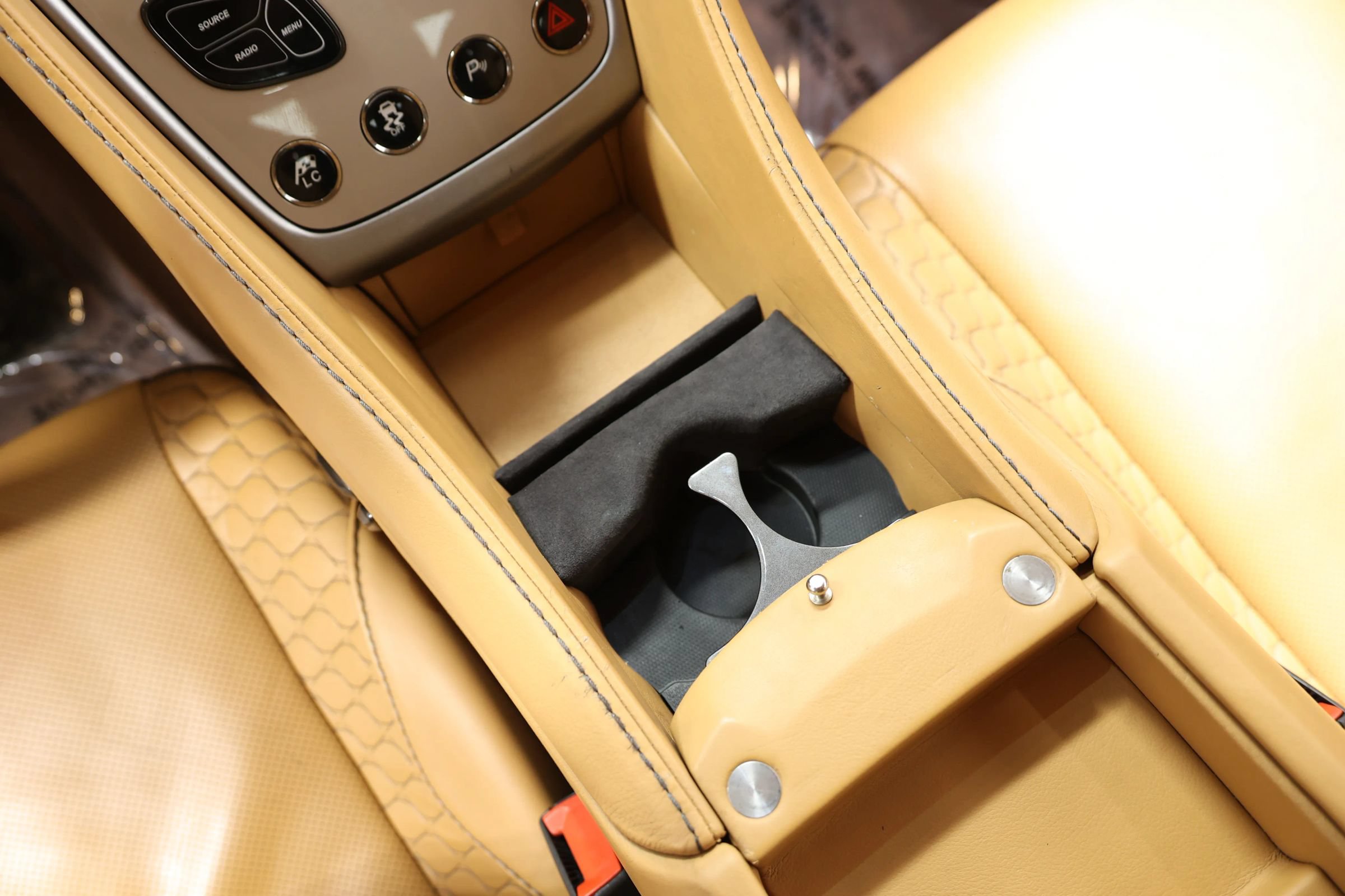Used 2015 Aston Martin Vanquish Volante RWD image 36