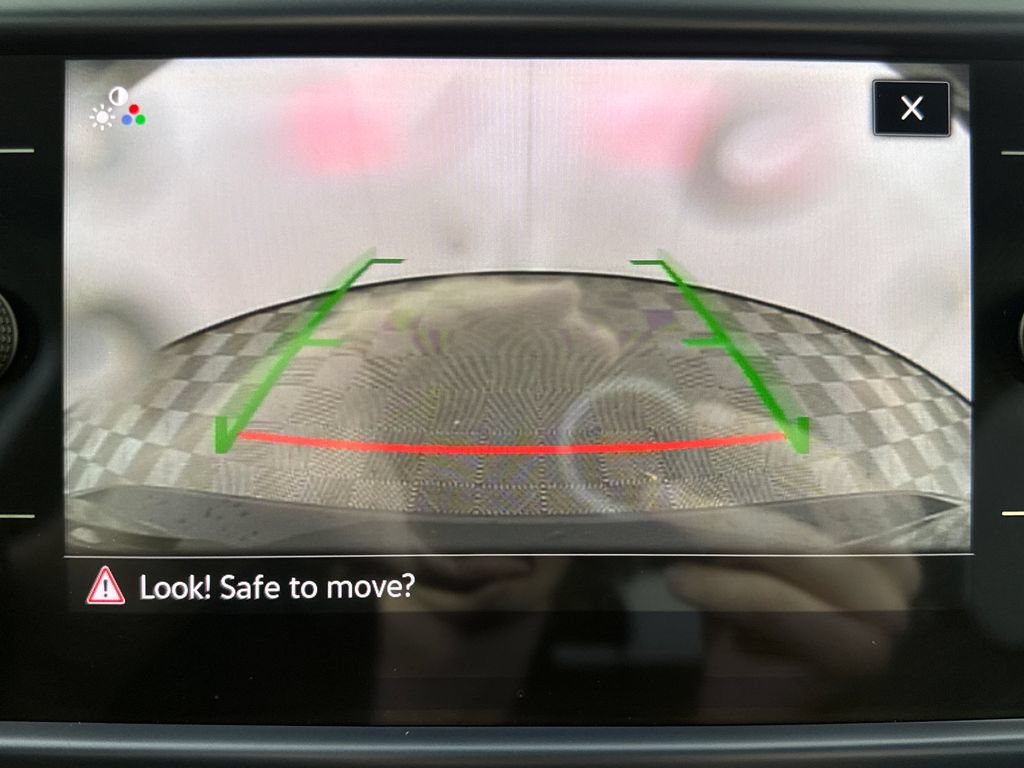 Used 2024 Volkswagen Taos SE w/ Panoramic Sunroof Package FWD image 16