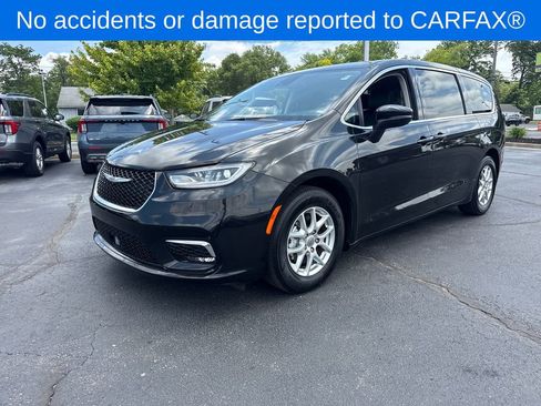 Used 2023 Chrysler Pacifica Touring-L FWD image 2