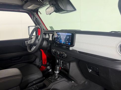 Used 2025 Jeep Wrangler Unlimited Sahara AWD/4WD image 34