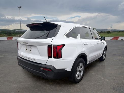 Certified 2022 Kia Sorento LX FWD image 3
